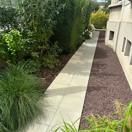 De Prestige Au Centre Climatise Avec Jardin Prive Lägenhet