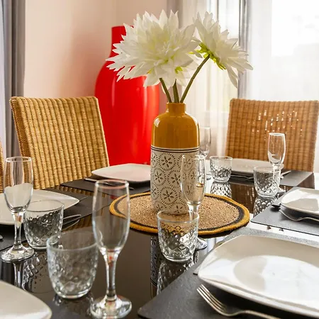 De Prestige Au Centre Climatise Avec Jardin Prive