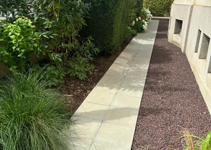 De Prestige Au Centre Climatise Avec Jardin Prive Lägenhet